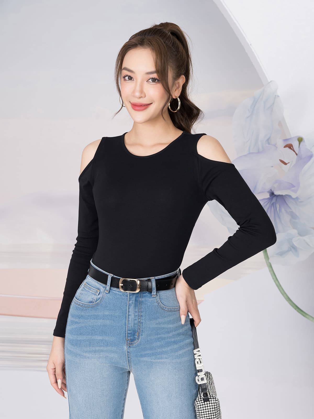 Áo thun croptop chất liệu cao cấp là xu hướng thời trang đang rất được mong đợi từ phái đẹp năm 2024 này. Thoải mái, năng động, và trẻ trung, những chiếc áo thun này không chỉ phù hợp để mặc hàng ngày mà còn có thể mix cùng nhiều phong cách khác nhau. Bạn sẽ không thể chối từ khi nhìn thấy những hình ảnh đầy quyến rũ về áo thun croptop nữ tay dài ôm body tôn dáng này.