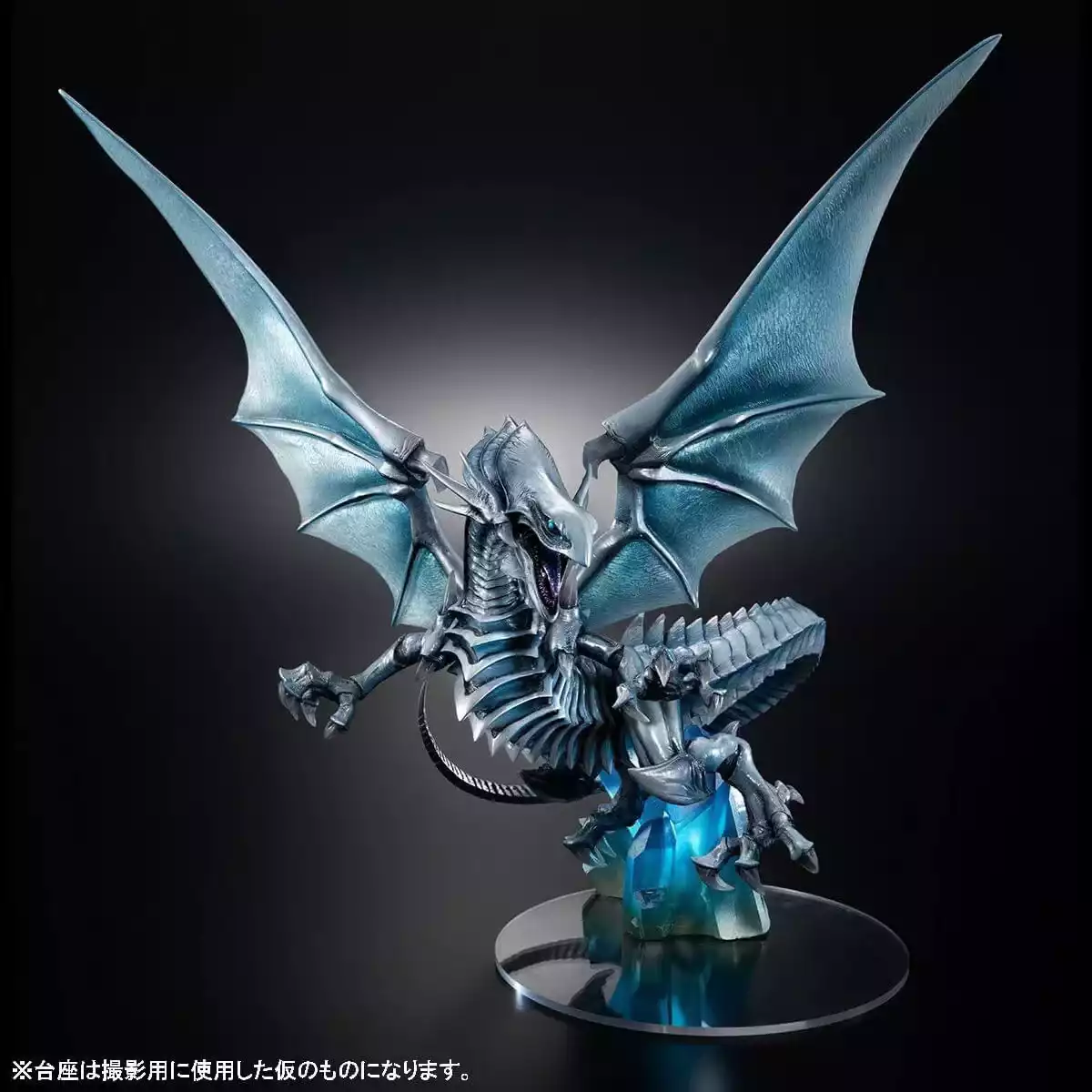 Blue Eyes White Dragon: Let\'s immerse yourself in the world of legendary dragons with the extremely impressive and unique image of Blue Eyes White Dragon. You won\'t be able to take your eyes off this powerful image.