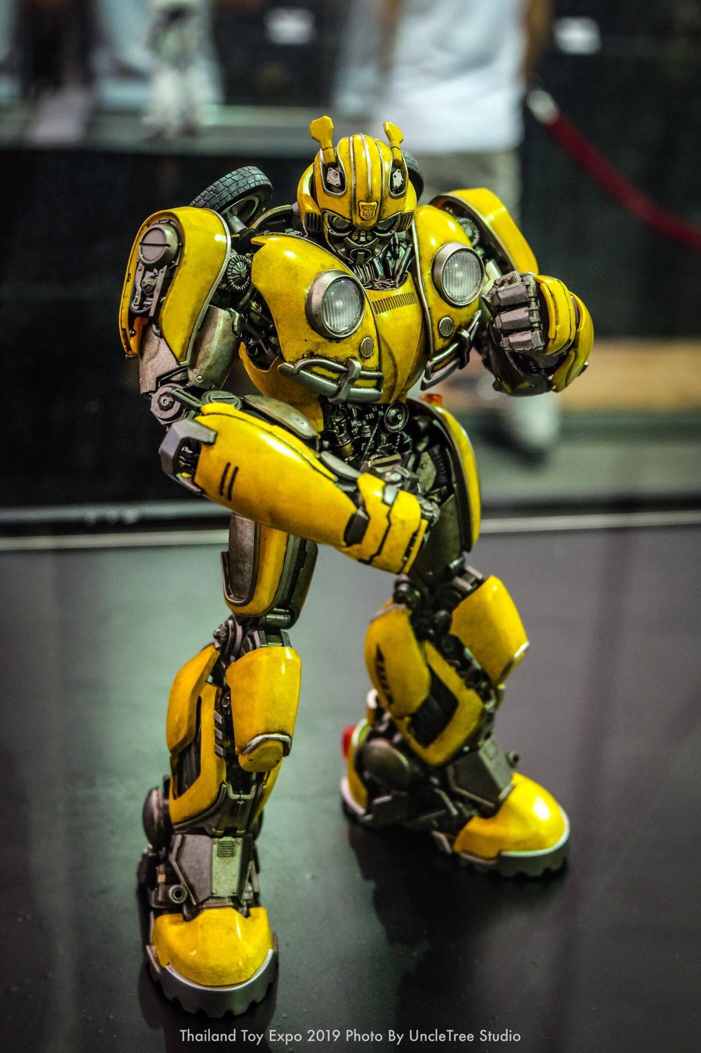 Mô hình robot biến hình TRANSFORMER 3AThreeZero Optimus Prime DLX Scale  Bumblebee Movie