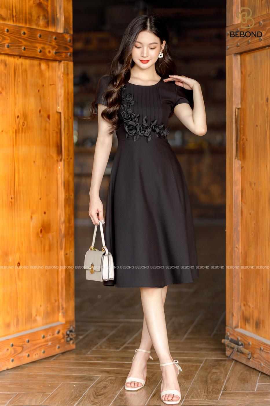 Đầm đen xếp ly ngực đính hoa- ALBERT