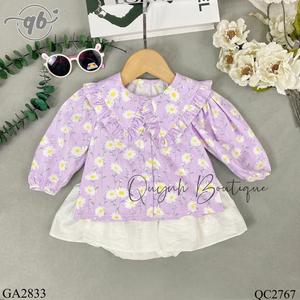 Áo cổ bèo tam giác